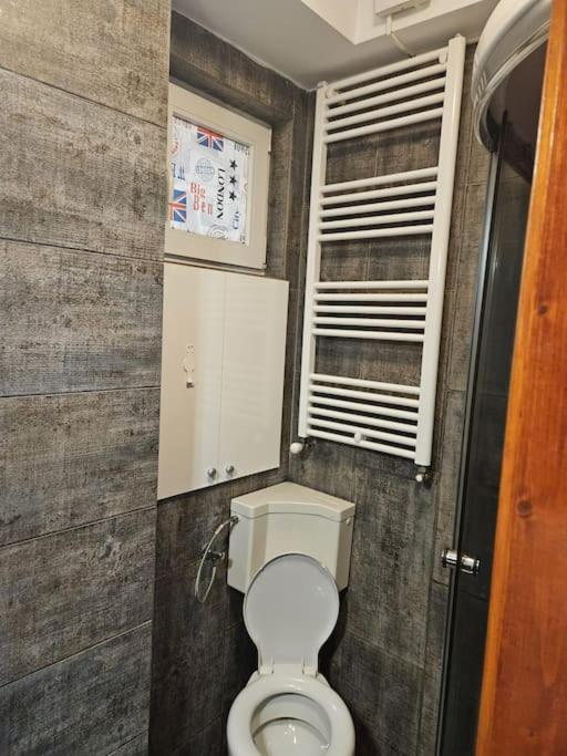 Nice Studio In The Heart Of City Bukarest Exteriör bild